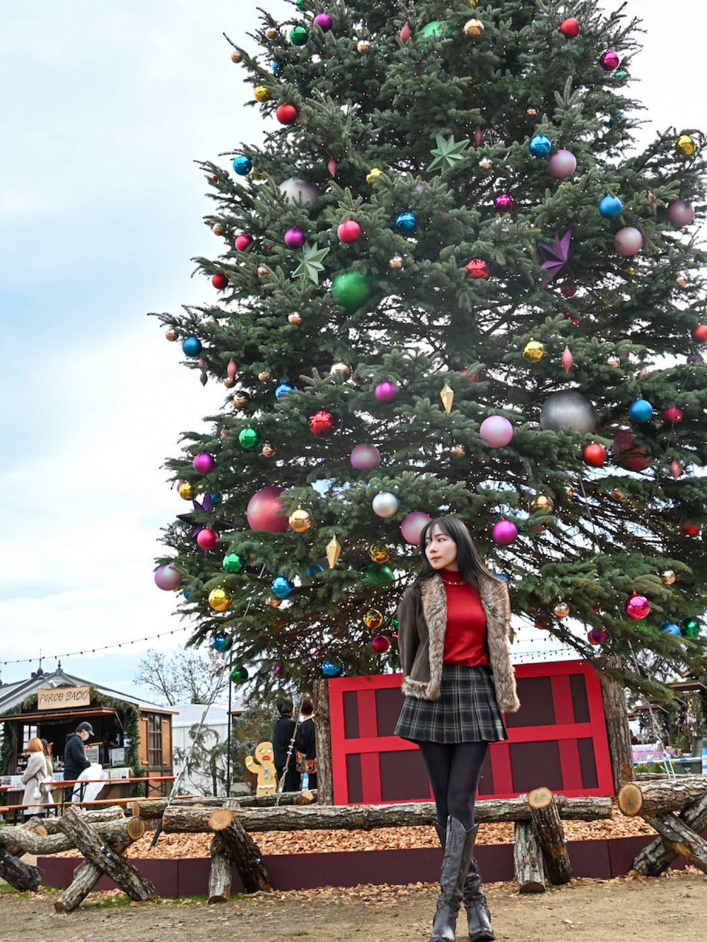 ブラウン系のジャケット/アウターを着用したレディースの春コーディネートの2枚目の写真