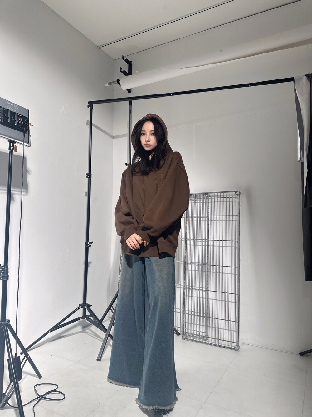 ホワイト系のパーカーを着用したレディースの冬コーディネートの3枚目の写真