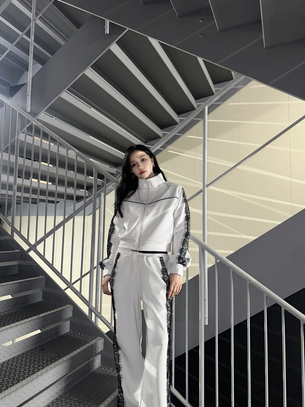 グレー系のジャージ、グレー系のその他パンツを着用したレディースの秋コーディネートの4枚目の写真