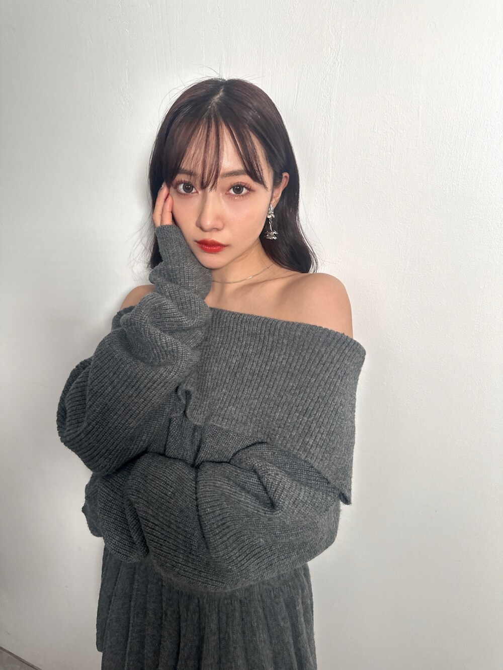 グレー系のワンピースを着用したレディースの春コーディネートの4枚目の写真