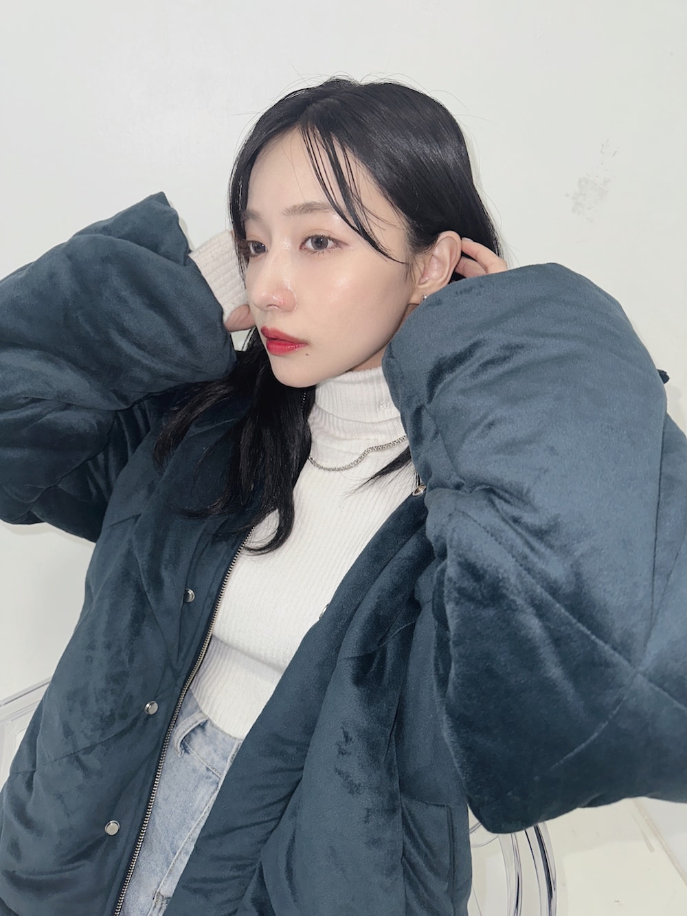 ブルー系のダウンジャケット/コートを着用したレディースの冬コーディネートの3枚目の写真