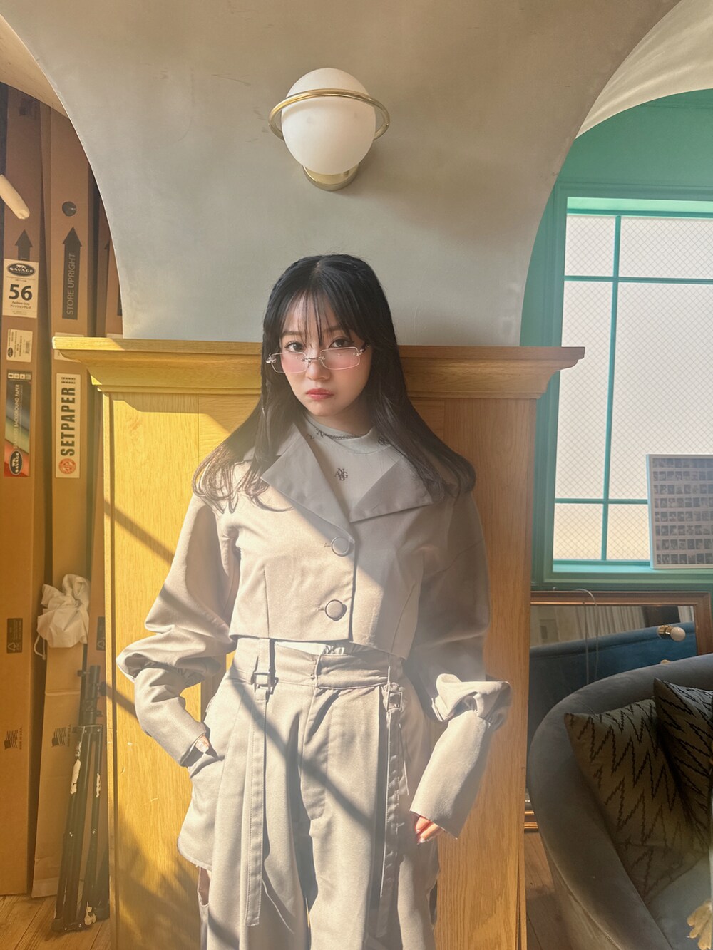 ブラウン系のその他アウター、ブラウン系のその他パンツを着用したレディースの春コーディネートの4枚目の写真