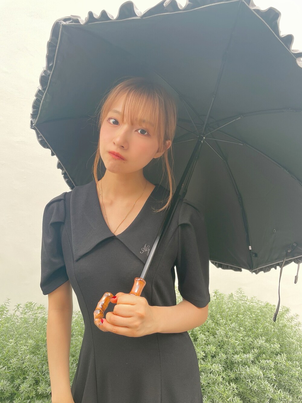 ブラック系のワンピース、ホワイト系のサンダルを着用したレディースの秋コーディネートの2枚目の写真