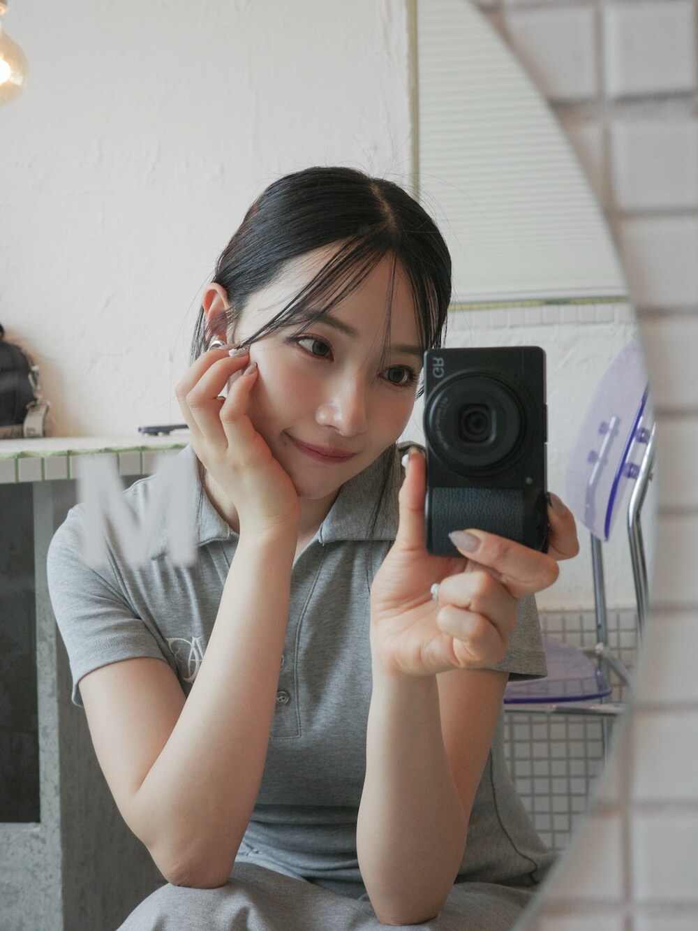 グレー系のワンピースを着用したレディースの夏コーディネートの4枚目の写真