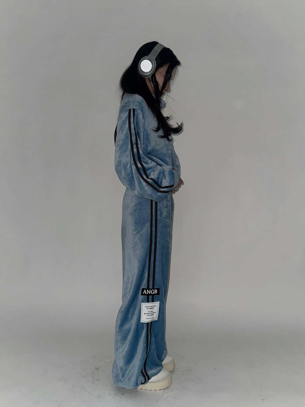 ブルー系のジャージを着用したレディースの冬コーディネートの2枚目の写真