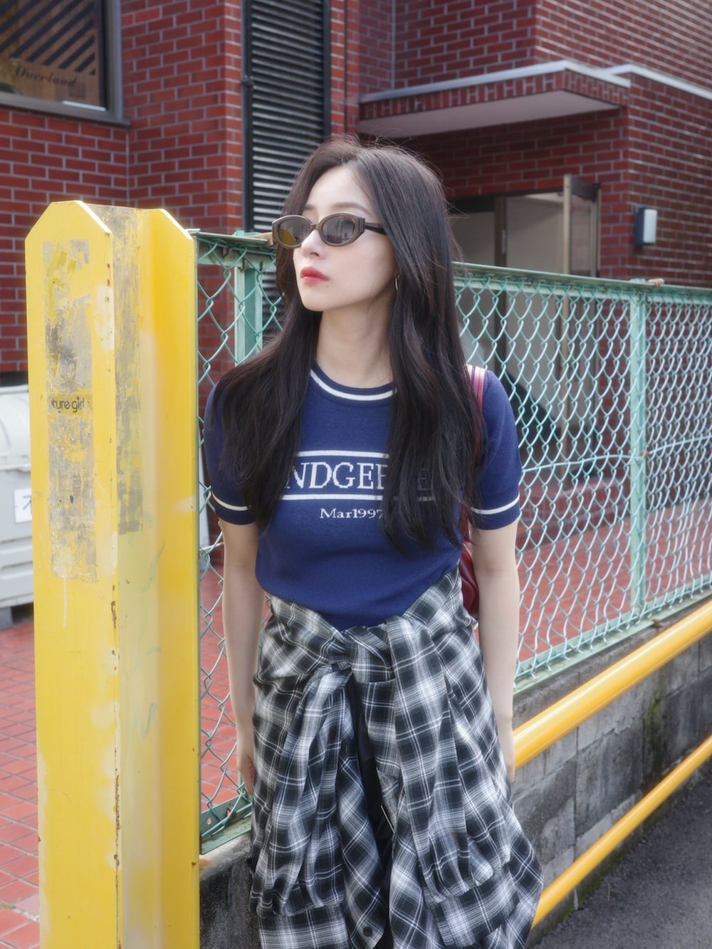 ブルー系のニット/セーター、ブラック系のシャツ/ブラウス、ブラック系のカーゴパンツを着用したレディースの秋コーディネートの2枚目の写真