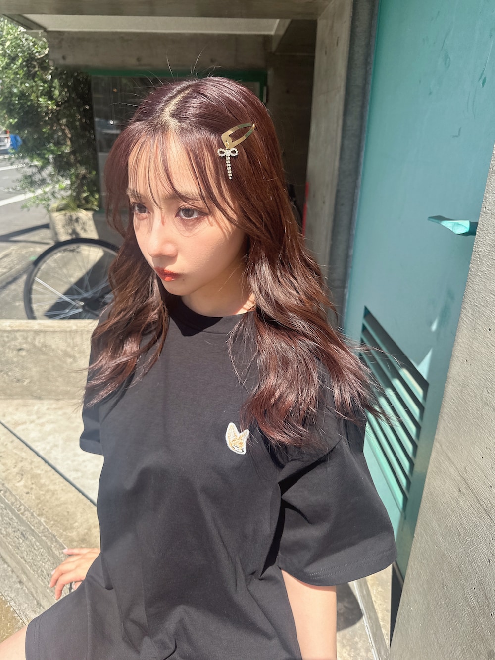 ブラック系のTシャツ/カットソーを着用したレディースの夏コーディネートの2枚目の写真