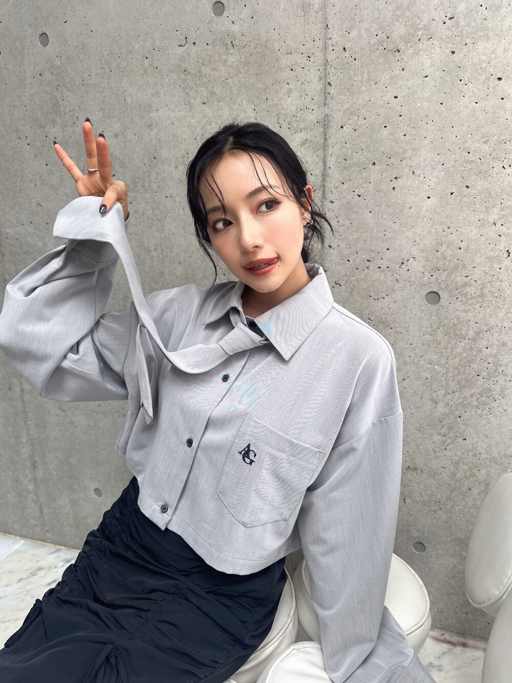 グレー系のシャツ/ブラウス、グレー系のスカートを着用したレディースの秋コーディネートの4枚目の写真