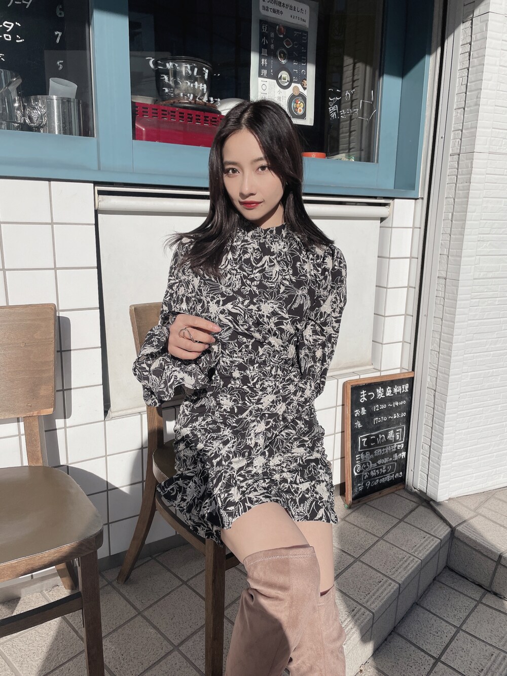 ブラック系のワンピースを着用したレディースの夏コーディネートの2枚目の写真