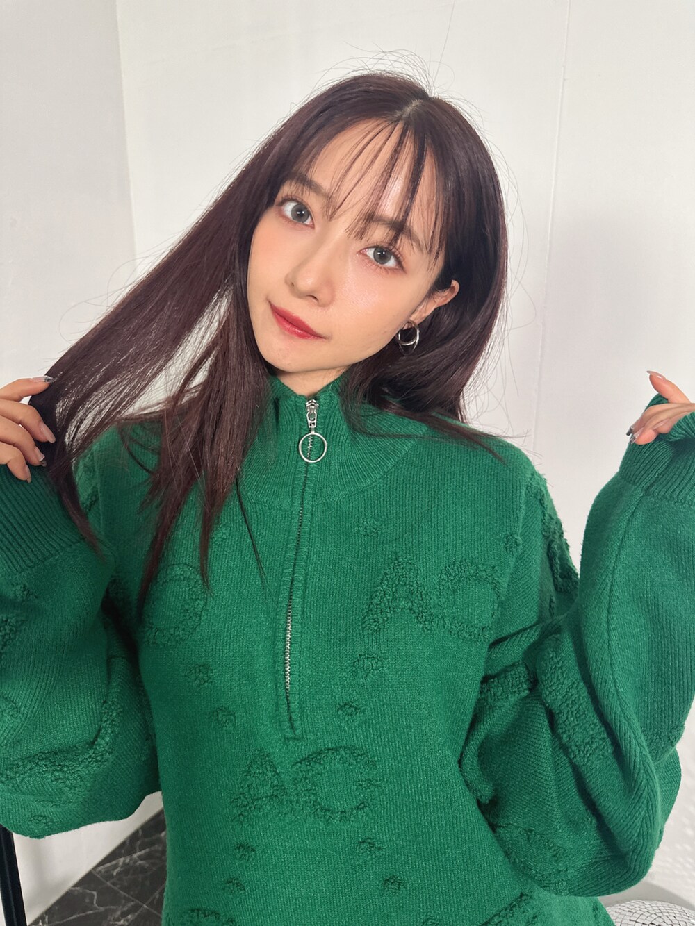 グリーン系のニット/セーターを着用したレディースの冬コーディネートの4枚目の写真