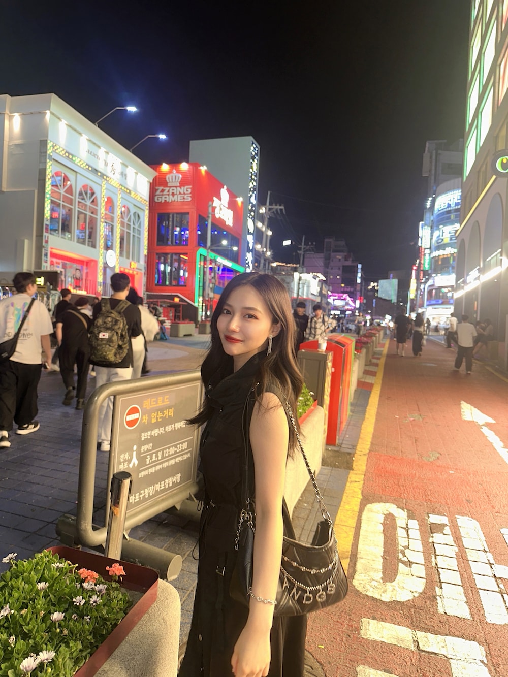 ブラック系のワンピース、ブラック系のショルダーバッグを着用したレディースの秋コーディネートの4枚目の写真