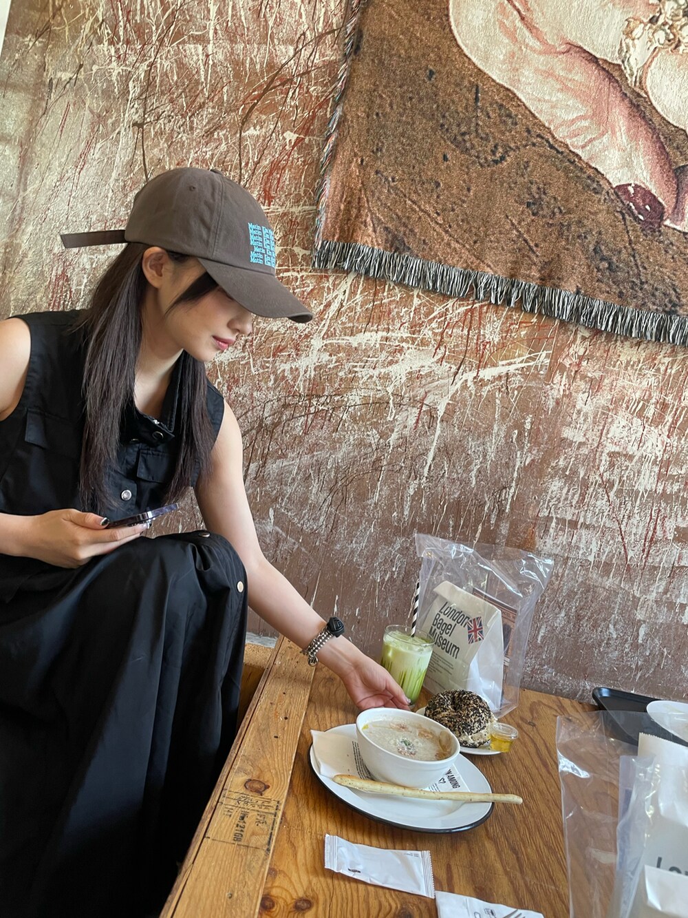 ブラック系のワンピースを着用したレディースの秋コーディネートの3枚目の写真