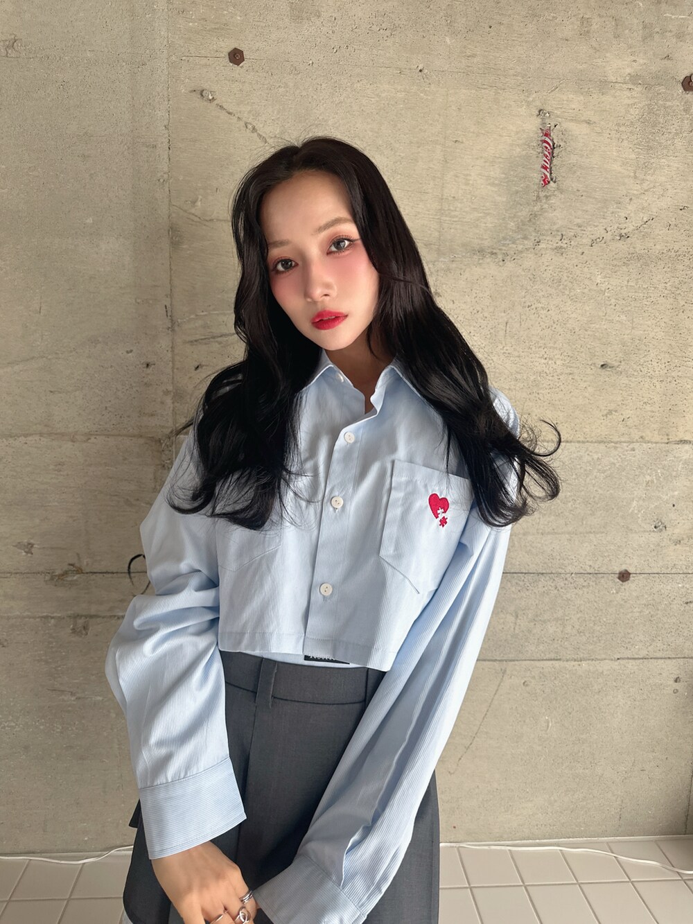 ブルー系のシャツ/ブラウス、グレー系のスカートを着用したレディースの春コーディネートの2枚目の写真