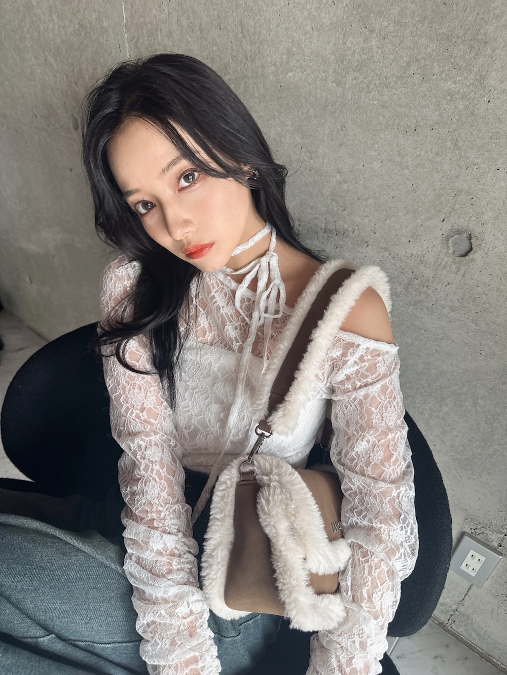 ホワイト系のその他トップス、ブラウン系のショルダーバッグを着用したレディースの秋コーディネートの2枚目の写真