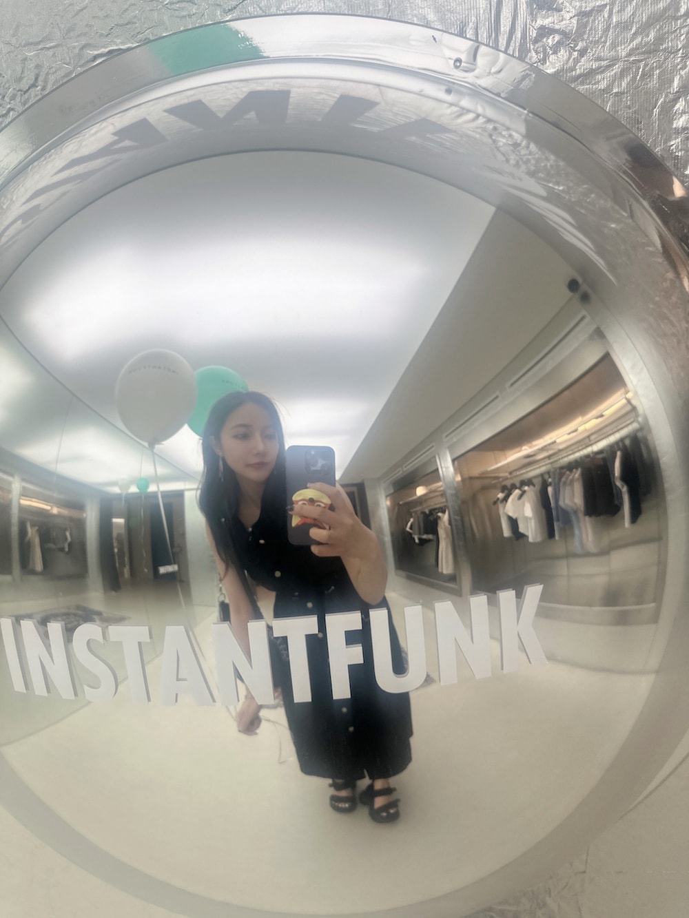 ブラック系のワンピース、ブラック系のショルダーバッグを着用したレディースの秋コーディネートの3枚目の写真