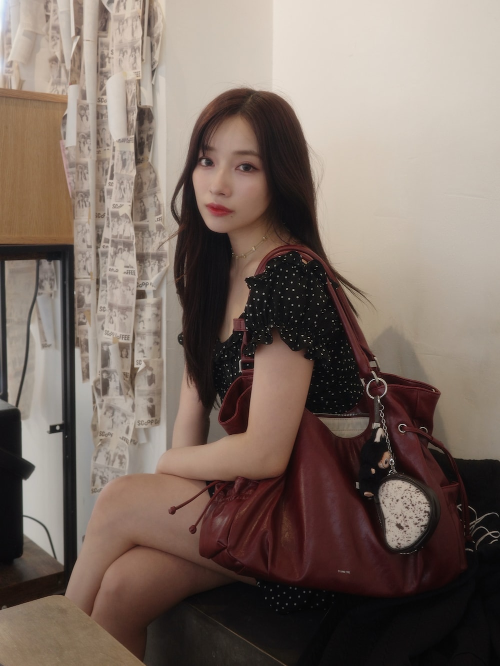 ブラック系のパーカーを着用したレディースの冬コーディネートの4枚目の写真