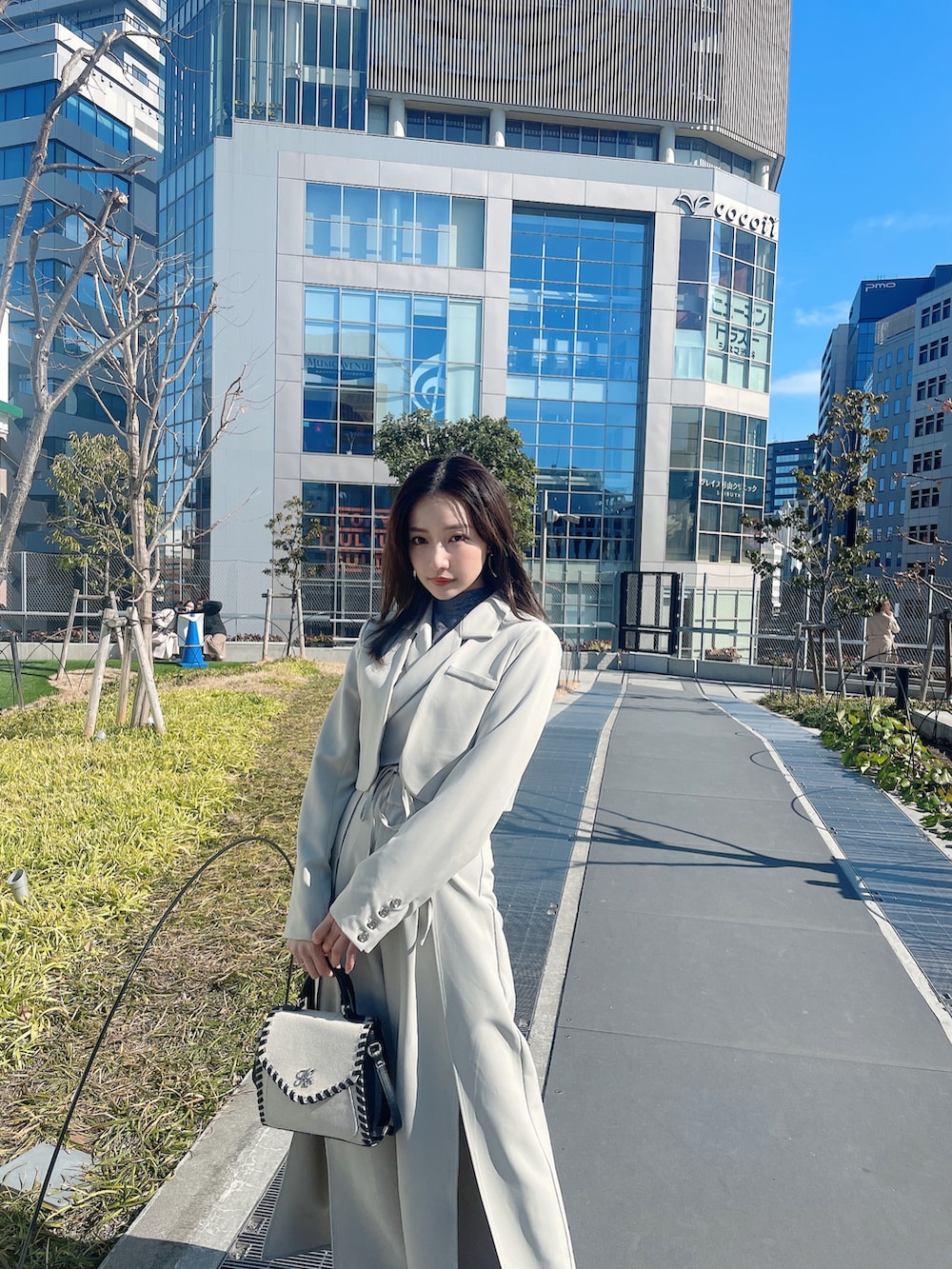 グレー系のテーラードジャケット、グレー系のその他パンツを着用したレディースの夏コーディネートの2枚目の写真