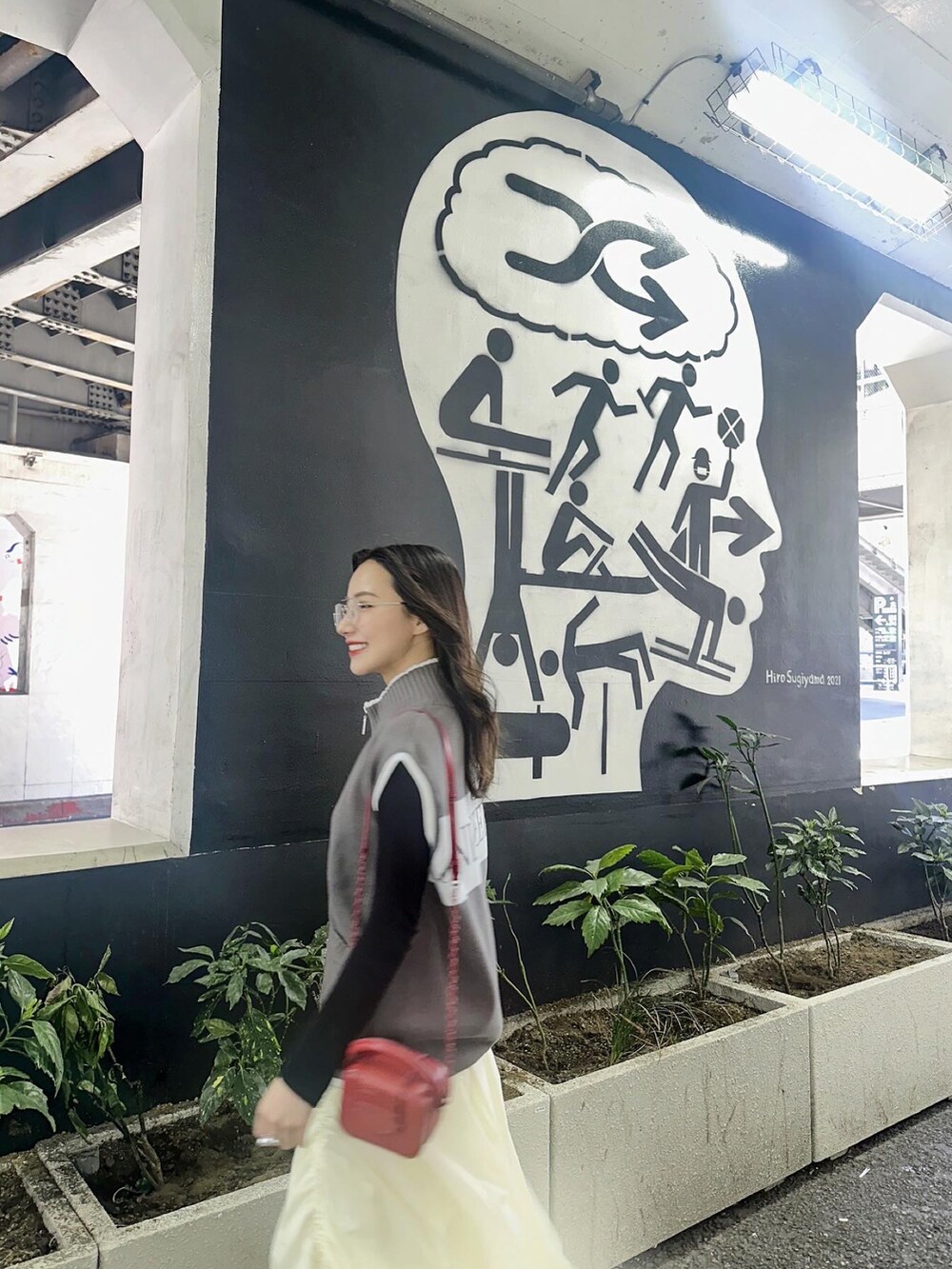 グレー系のベスト、ホワイト系のスカートを着用したレディースの夏コーディネートの4枚目の写真