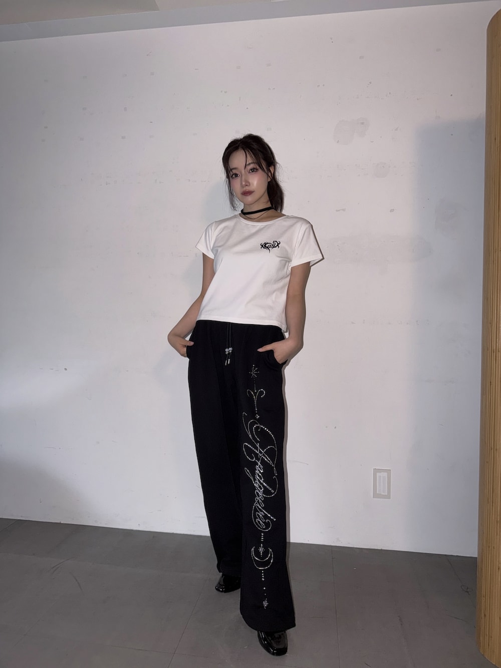 ホワイト系のTシャツ/カットソー、ブラック系のスウェットパンツを着用したレディースの春コーディネートの2枚目の写真
