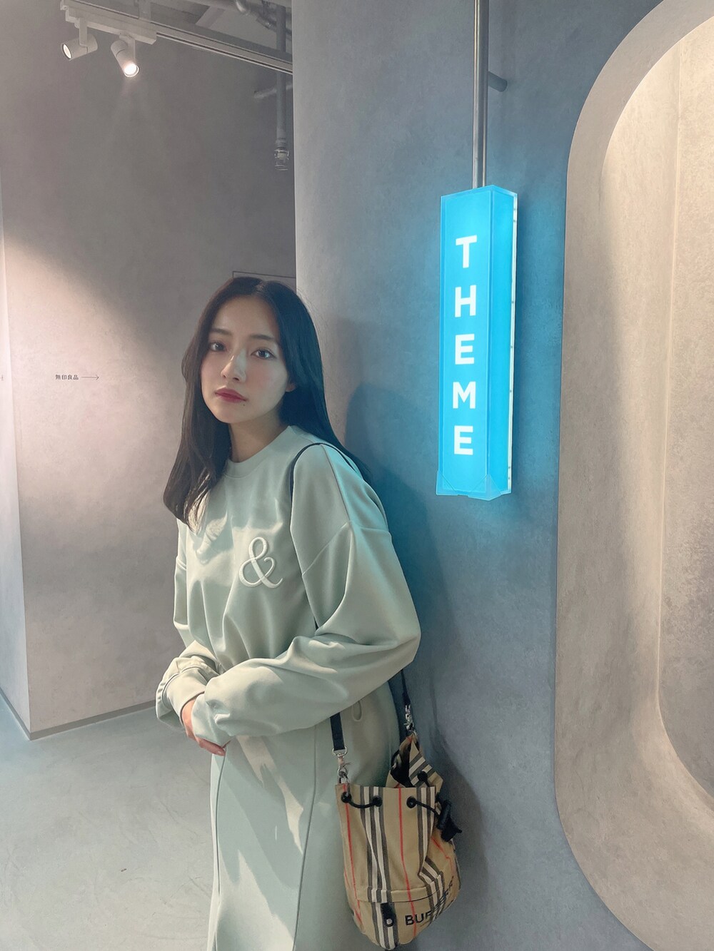 グリーン系のその他トップス、ブラック系のダウンジャケット/コートを着用したレディースの春コーディネートの2枚目の写真