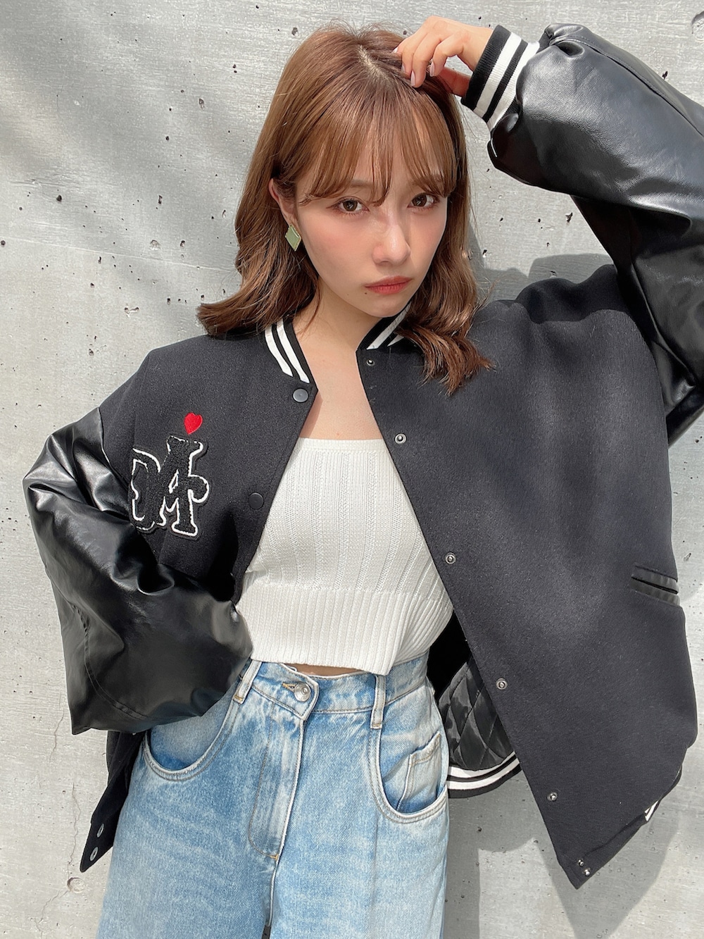 ブラック系のスタジャンを着用したレディースの冬コーディネートの4枚目の写真