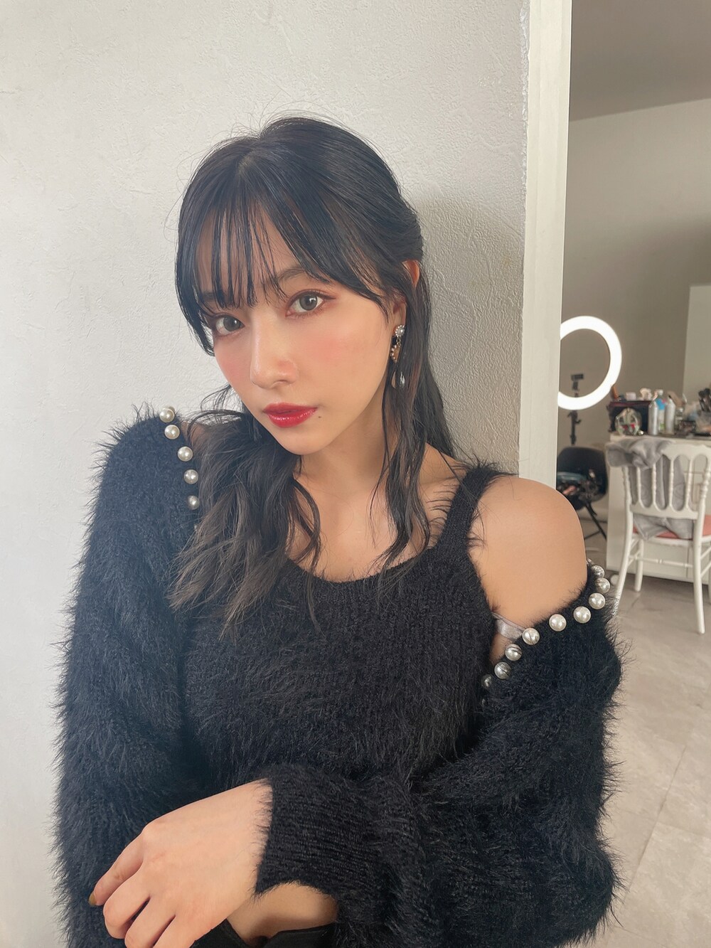 ブラック系のニット/セーターを着用したレディースの冬コーディネートの4枚目の写真