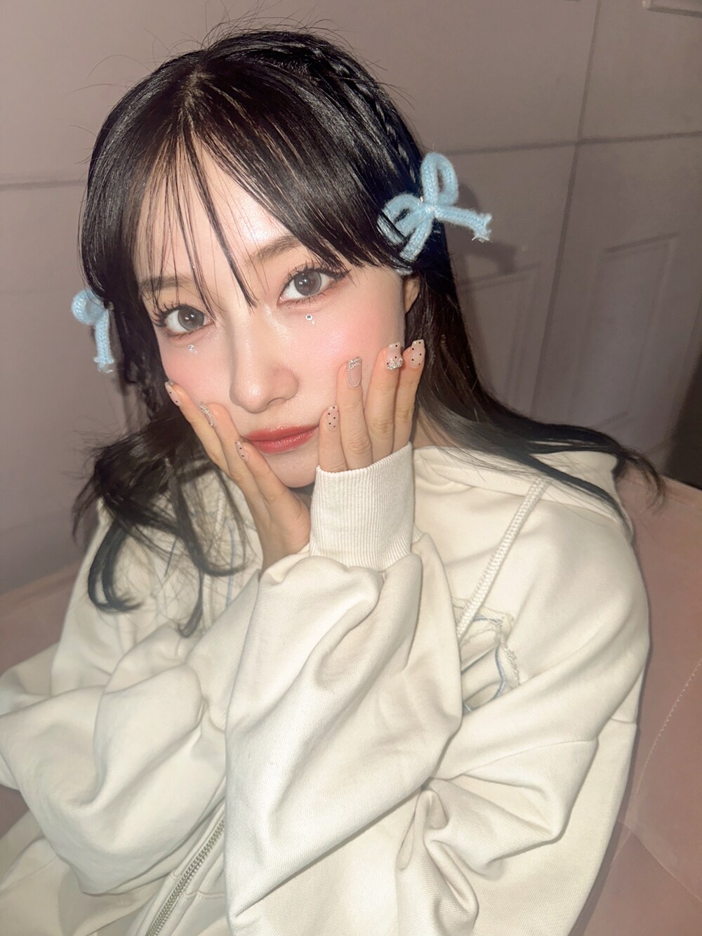 ホワイト系のパーカー、グレー系のスカートを着用したレディースの夏コーディネートの3枚目の写真