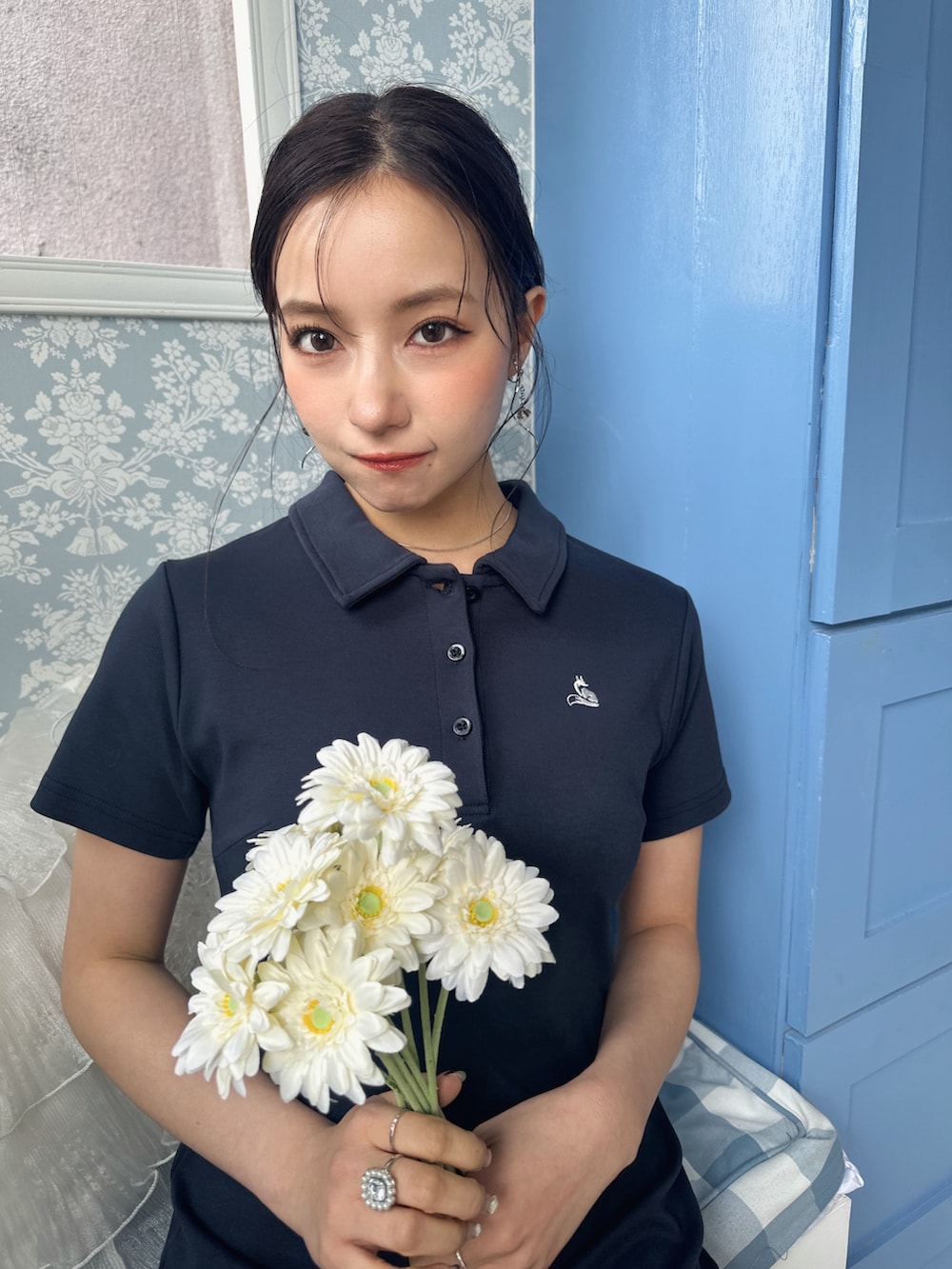 ブルー系のワンピースを着用したレディースの夏コーディネートの2枚目の写真