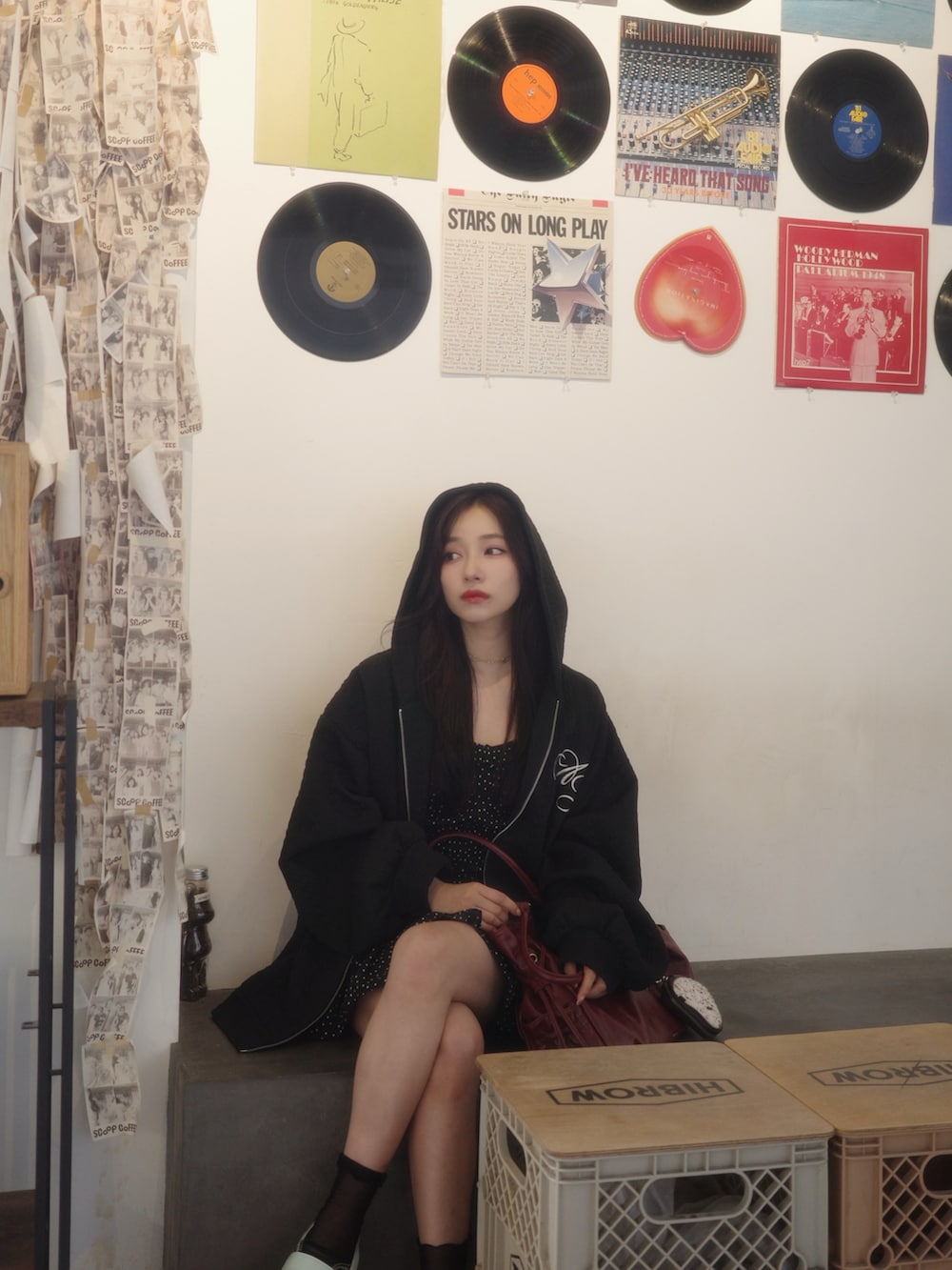 ブラック系のパーカーを着用したレディースの冬コーディネートの5枚目の写真