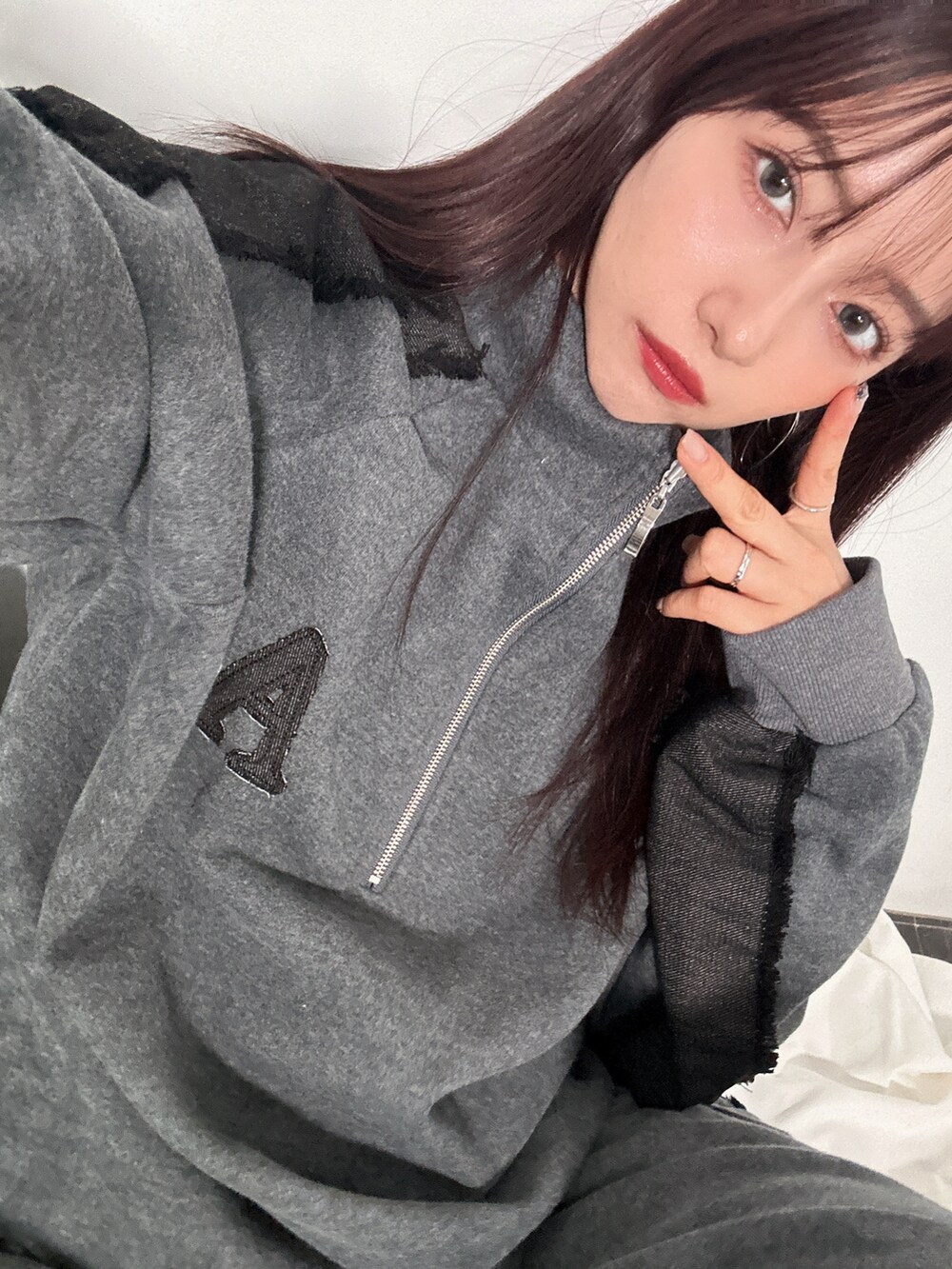 グレー系のスウェットを着用したレディースの冬コーディネートの2枚目の写真