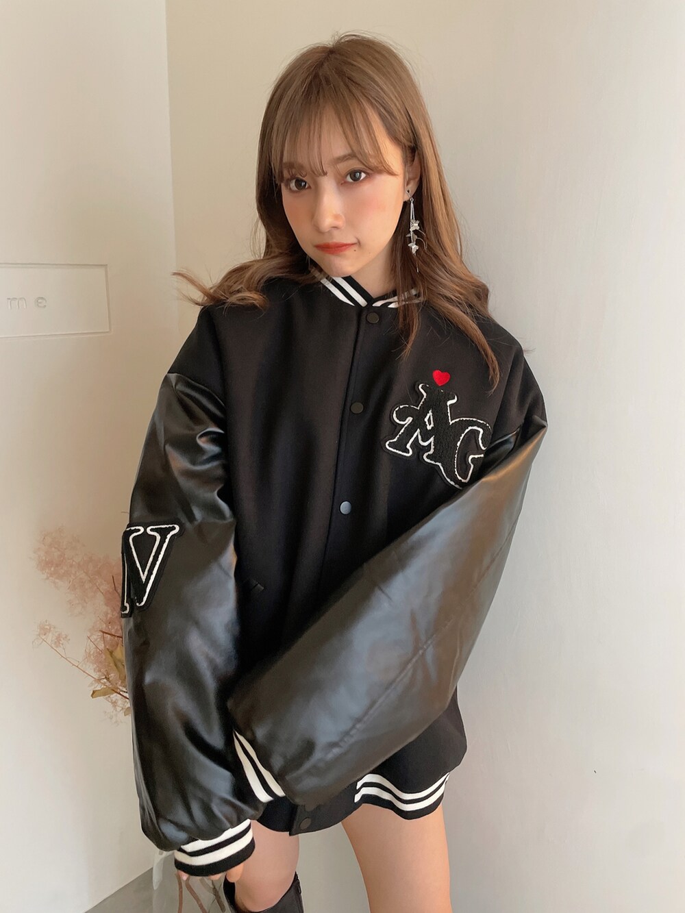 ブラック系のスタジャンを着用したレディースの冬コーディネートの4枚目の写真