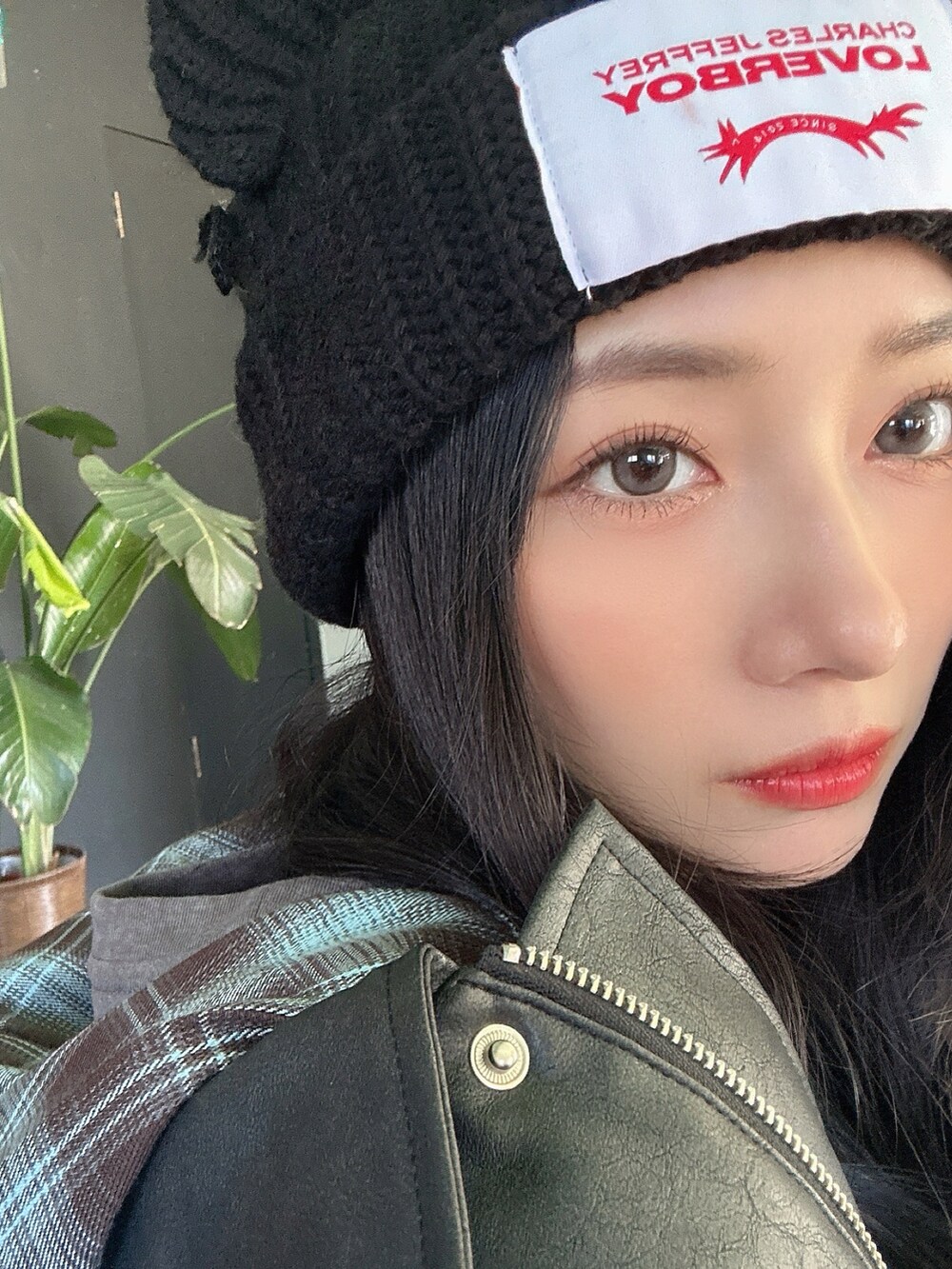 ブラック系のシャツ/ブラウス、グレー系のTシャツ/カットソー、ブラック系のスカートを着用したレディースの夏コーディネートの5枚目の写真