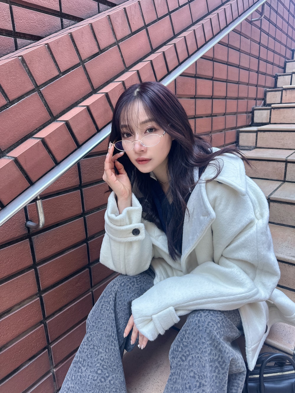 ブラック系のトートバッグを着用したレディースの冬コーディネートの4枚目の写真