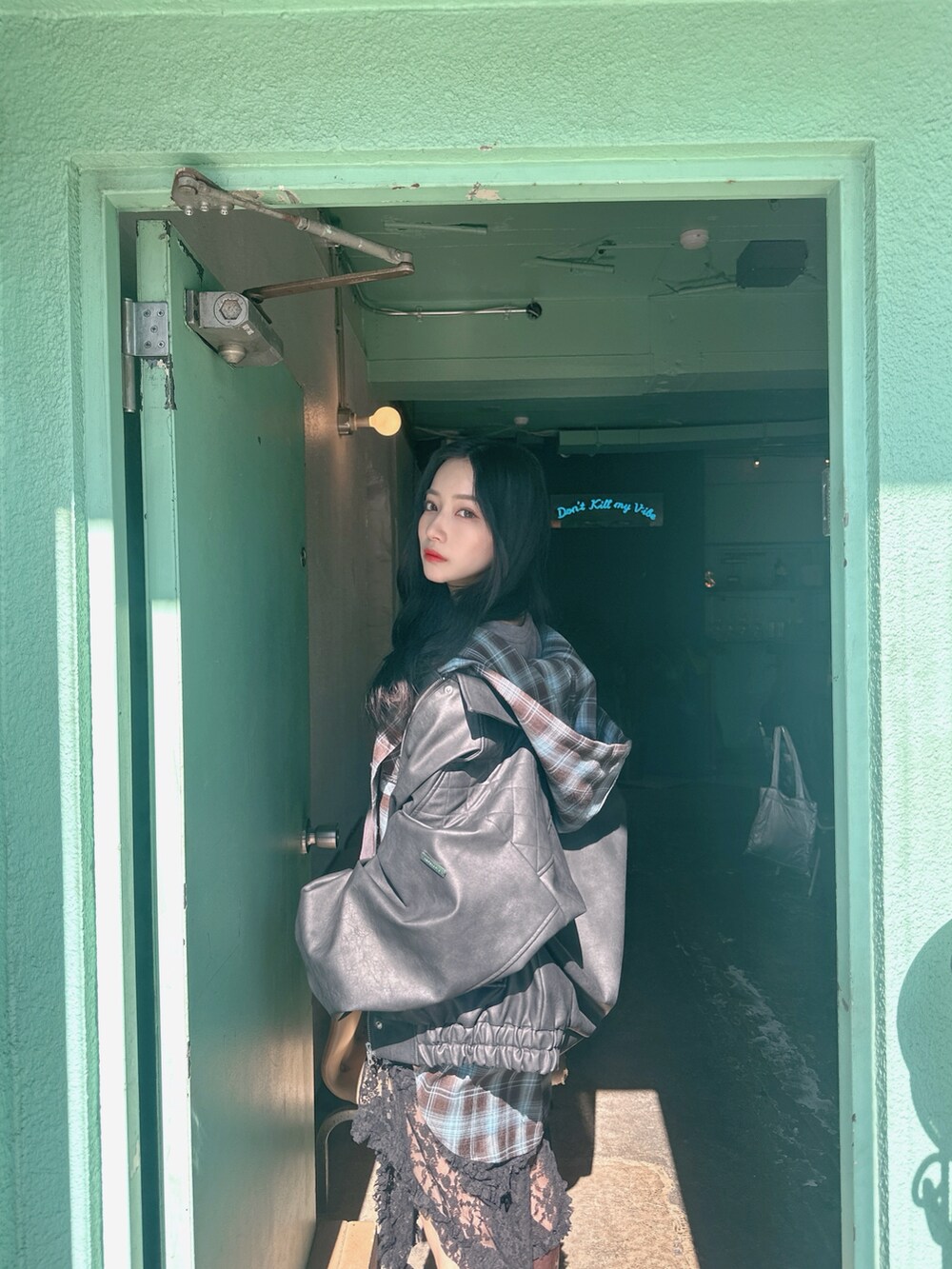 ブラック系のシャツ/ブラウス、グレー系のTシャツ/カットソー、ブラック系のスカートを着用したレディースの夏コーディネートの2枚目の写真