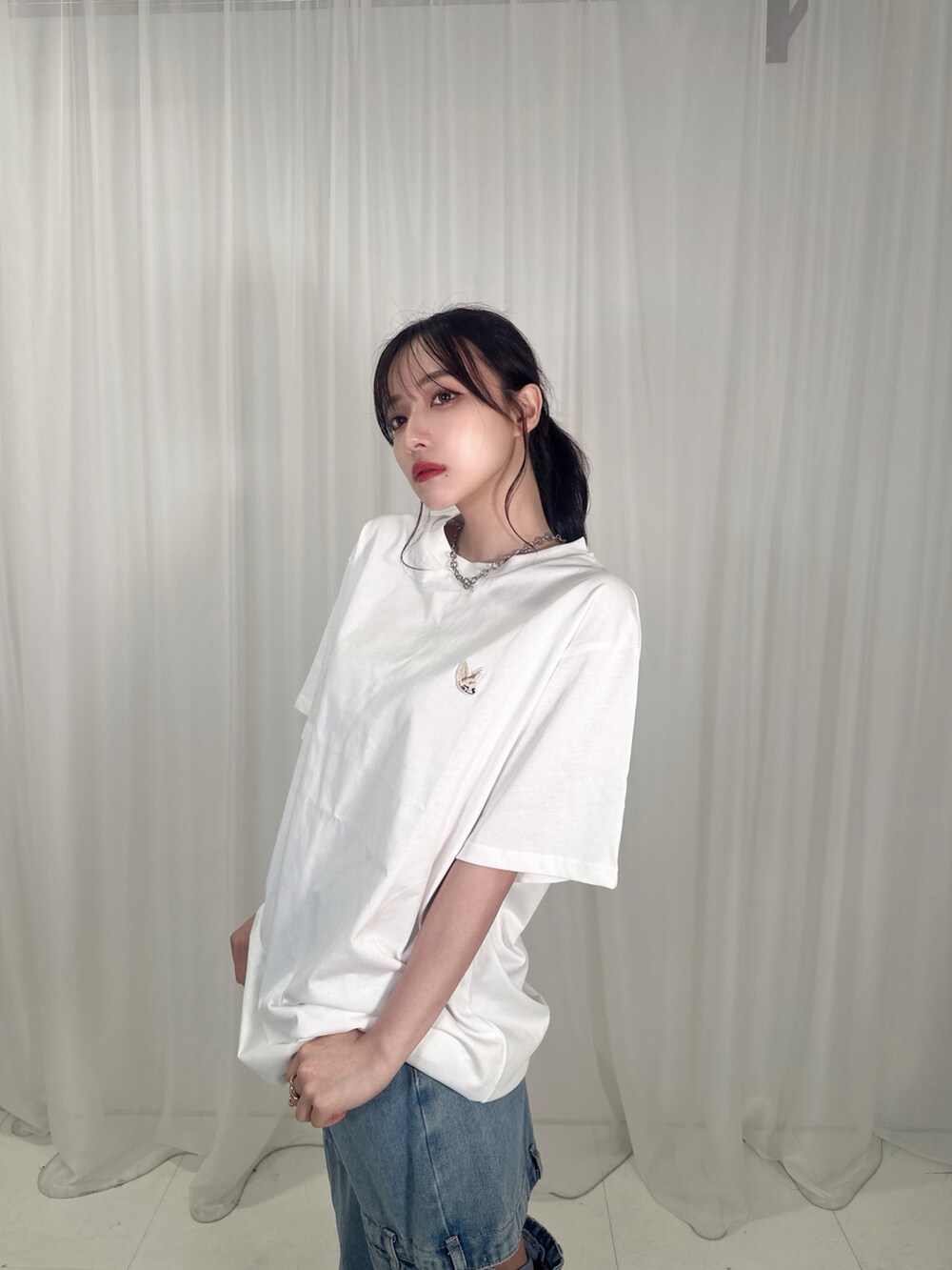 ホワイト系のTシャツ/カットソーを着用したレディースの夏コーディネートの3枚目の写真