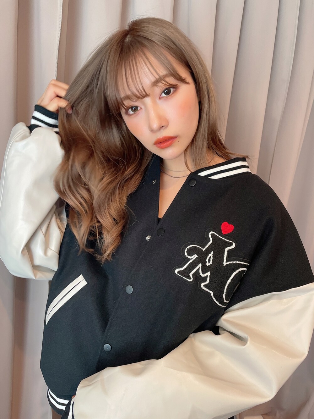 ホワイト系のスタジャンを着用したレディースの冬コーディネートの3枚目の写真