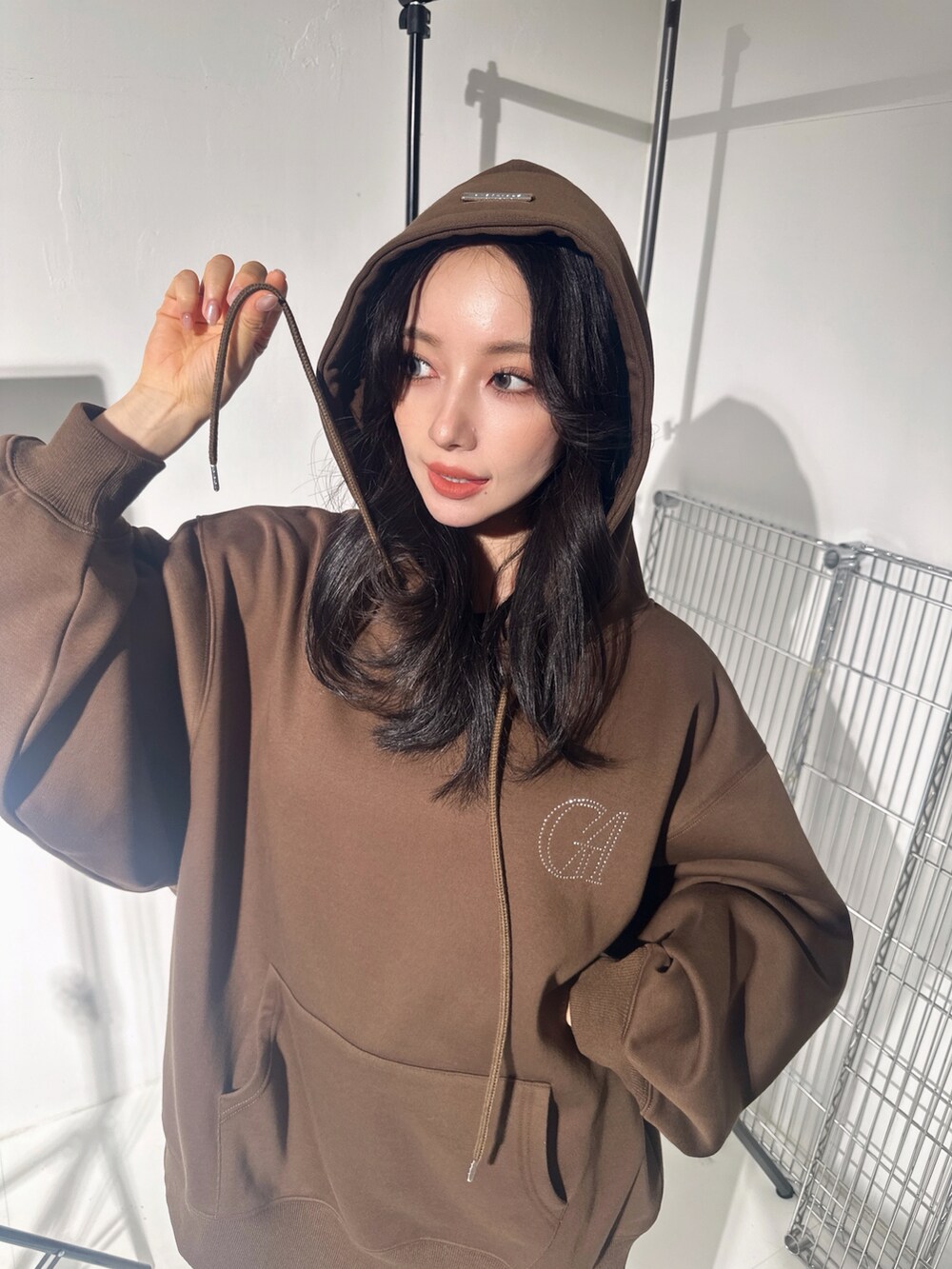 ホワイト系のパーカーを着用したレディースの冬コーディネートの4枚目の写真