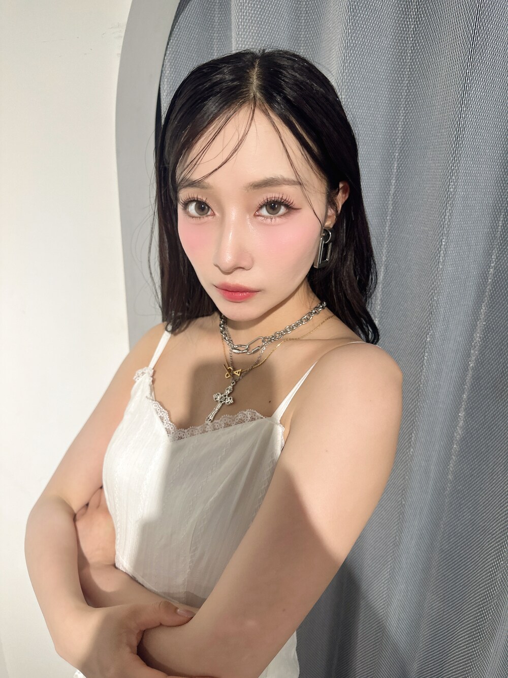 ホワイト系のワンピースを着用したレディースの夏コーディネートの4枚目の写真