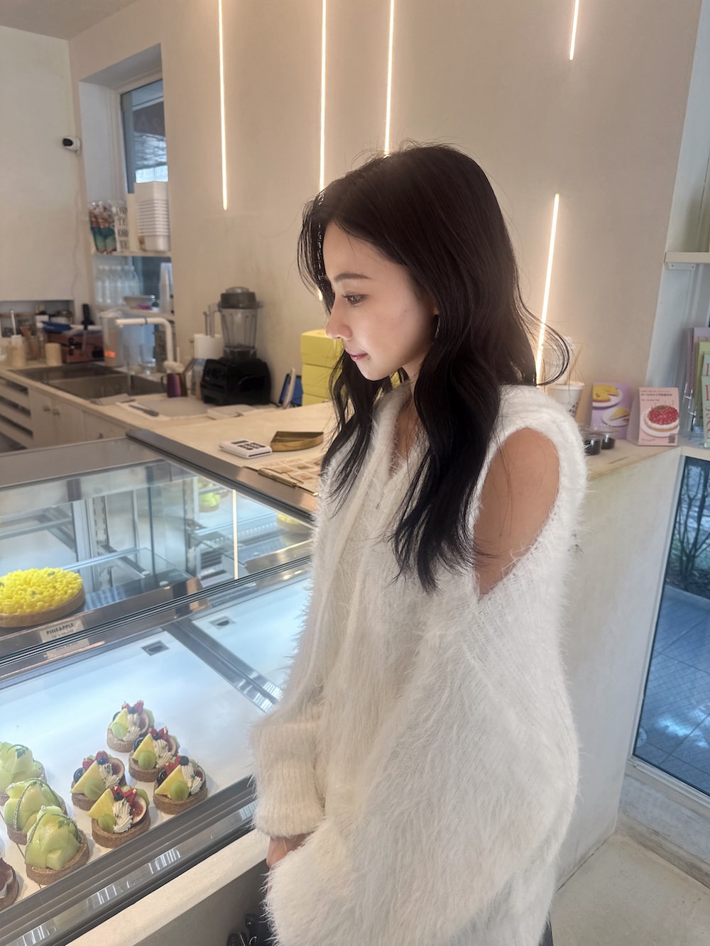 ブルー系のニット/セーター、グレー系のショルダーバッグ、その他のその他パンツを着用したレディースの冬コーディネートの3枚目の写真