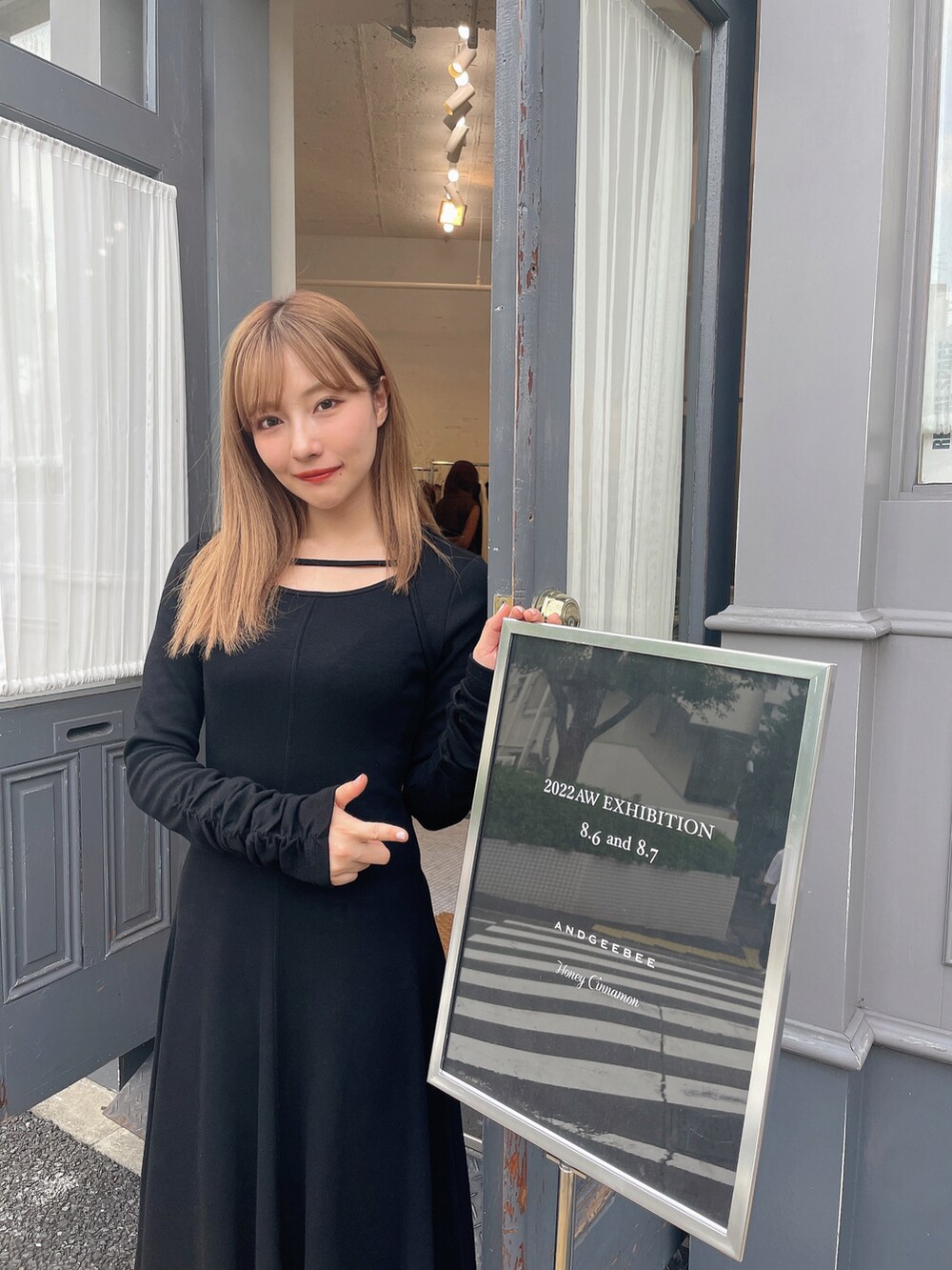 ブラック系のワンピースを着用したレディースの冬コーディネートの4枚目の写真