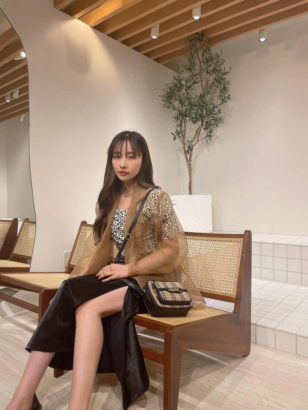 ホワイト系のその他トップス、ベージュ系のその他アウターを着用したレディースの夏コーディネートの2枚目の写真