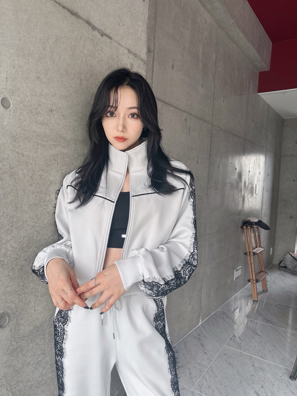 グレー系のジャージ、グレー系のその他パンツを着用したレディースの秋コーディネートの2枚目の写真