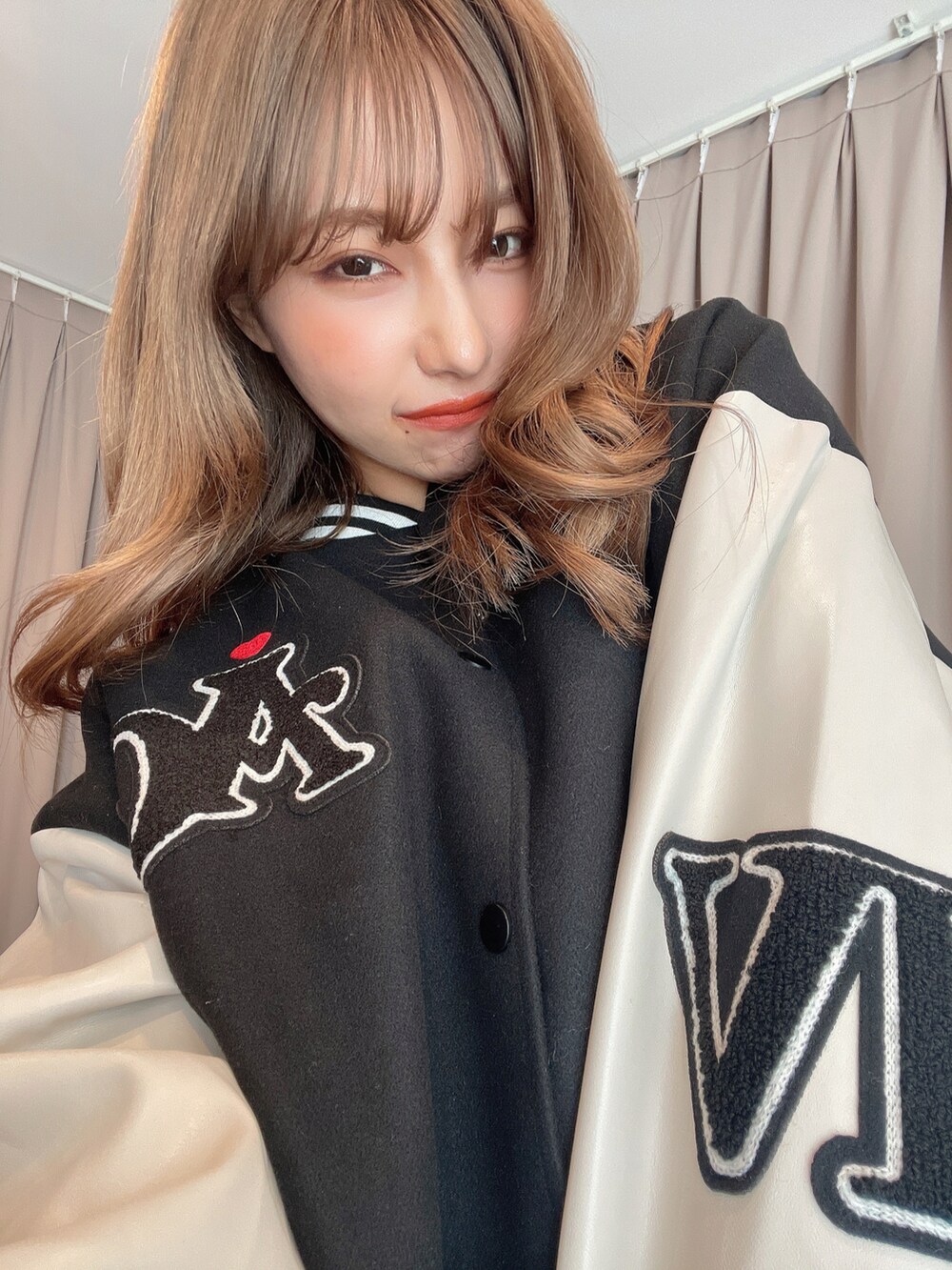 ホワイト系のスタジャンを着用したレディースの冬コーディネートの5枚目の写真