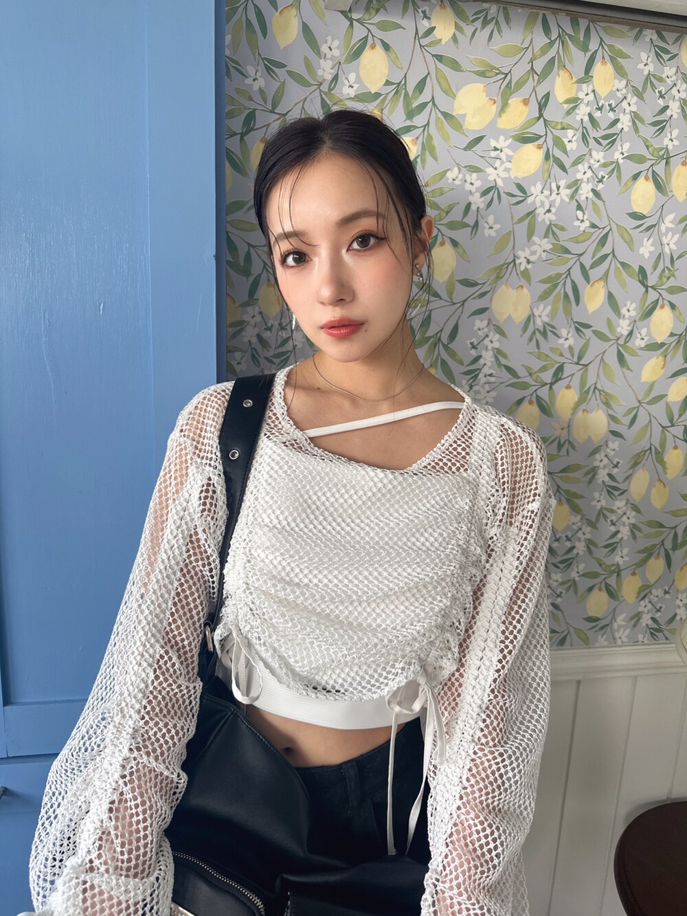 ホワイト系のその他トップス、ホワイト系のタンクトップ、ブラック系のメッセンジャーバッグを着用したレディースの夏コーディネートの3枚目の写真