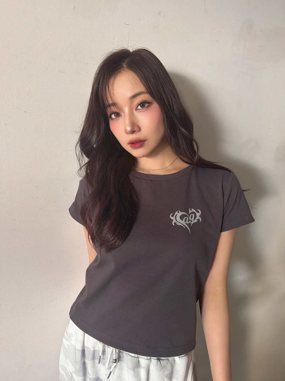 グレー系のTシャツ/カットソー、グレー系のスウェットパンツを着用したレディースの春コーディネートの3枚目の写真