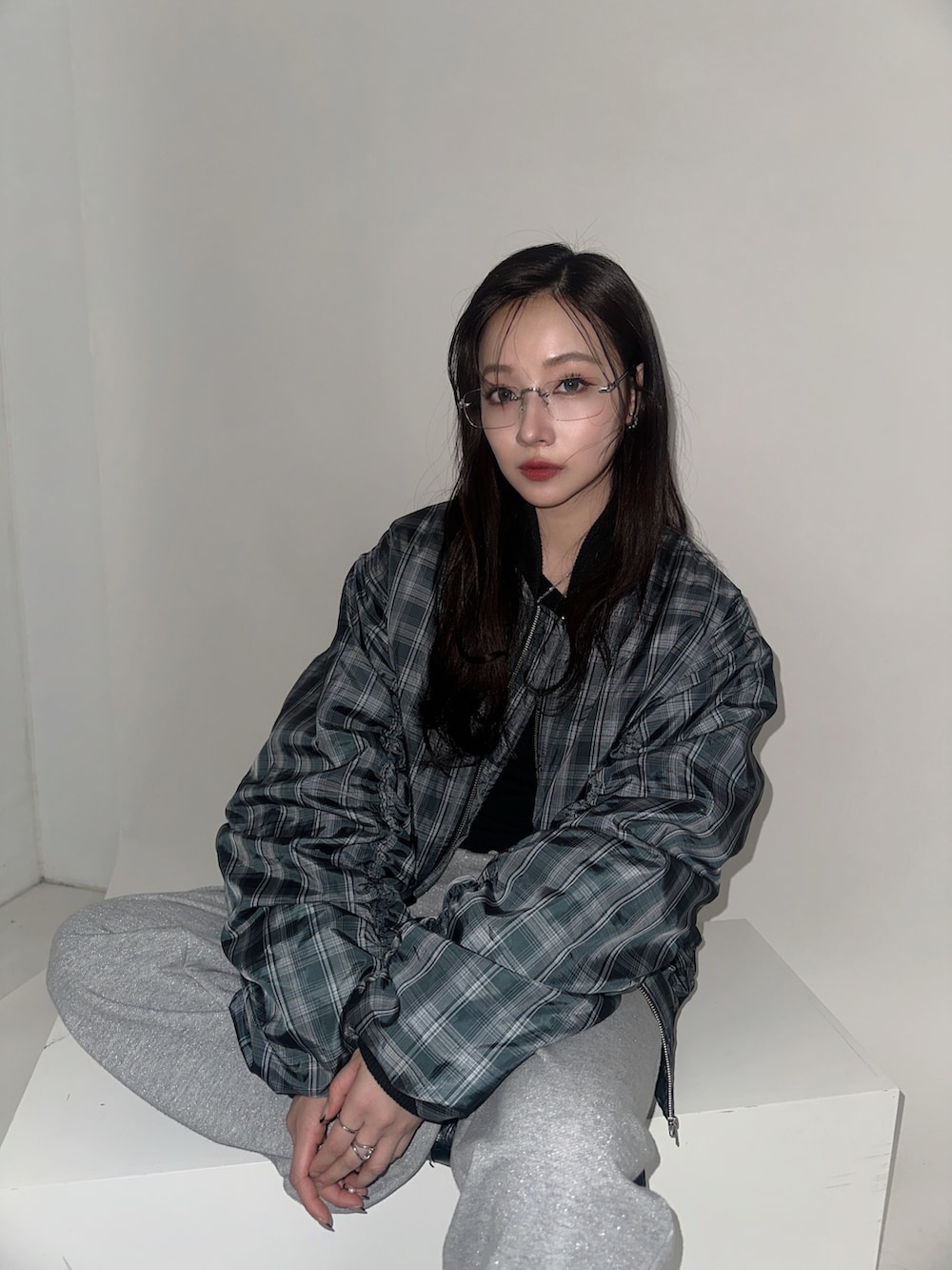 ブラック系のTシャツ/カットソー、グレー系のスウェットパンツ、ブルー系のブルゾンを着用したレディースの冬コーディネートの3枚目の写真