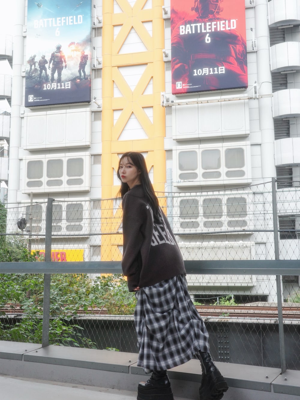 ブルー系のニット/セーター、ブラック系のスカートを着用したレディースの冬コーディネートの3枚目の写真