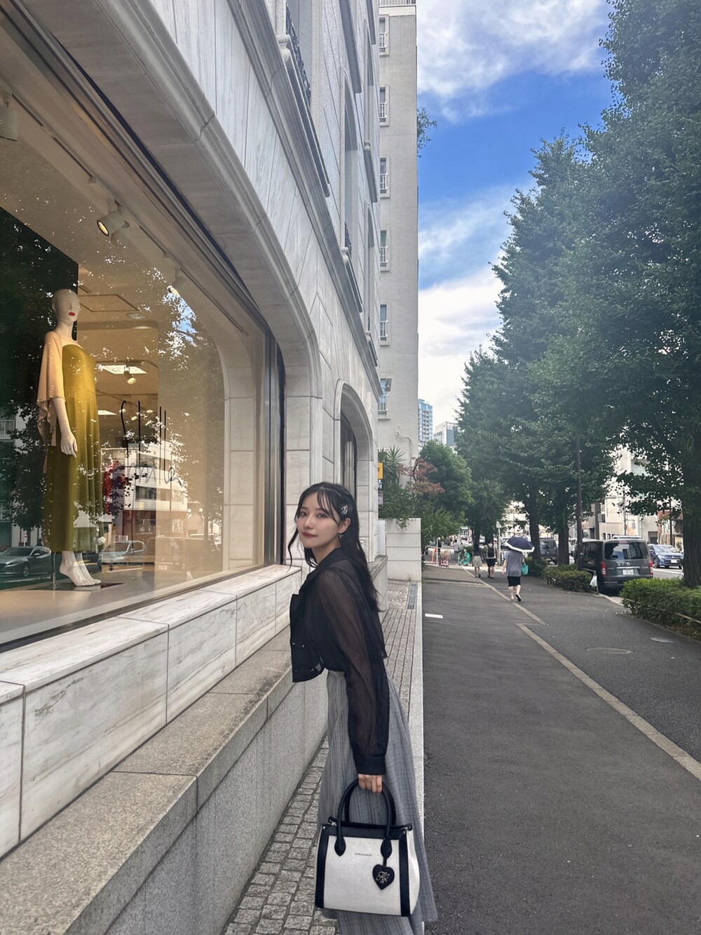 ブラック系のショルダーバッグ、ブラック系のワンピースを着用したレディースの冬コーディネートの3枚目の写真