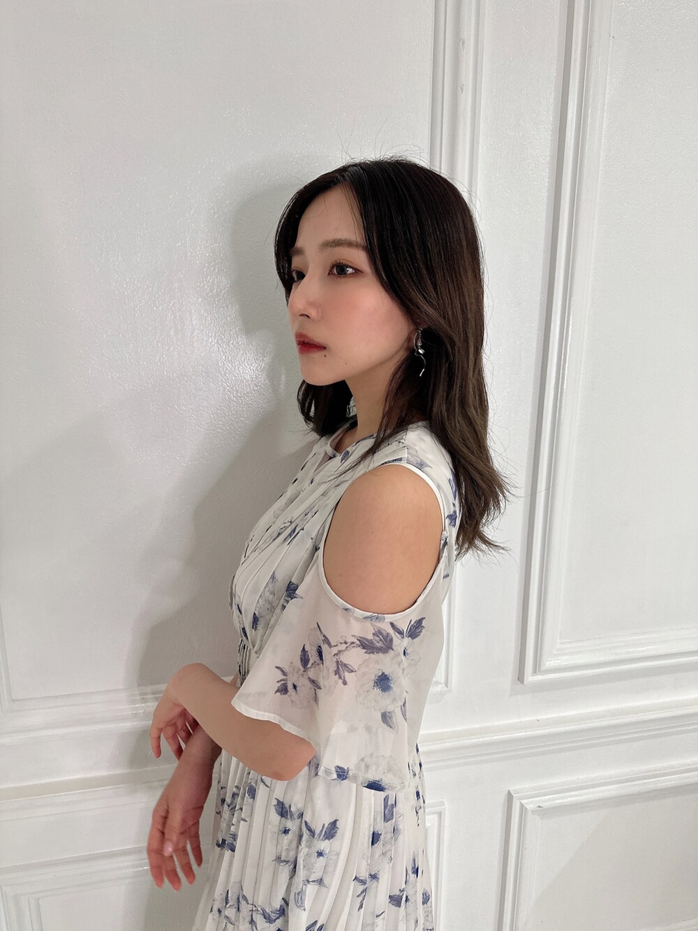 ホワイト系のワンピースを着用したレディースの夏コーディネートの2枚目の写真