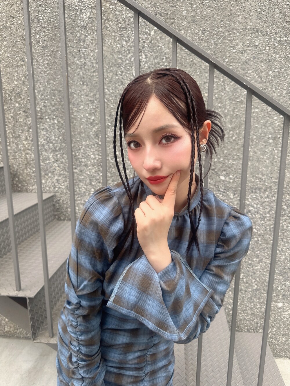 ブルー系のワンピースを着用したレディースの秋コーディネートの4枚目の写真